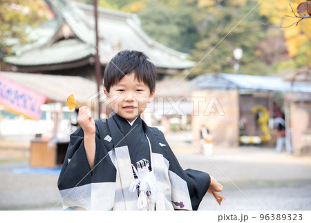 七五三で袴を着て記念写真を撮る日本人の5歳の男の子 96389323