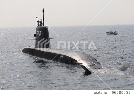 海上を航行する海上自衛隊の潜水艦「たいげい」 96389355