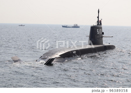 航行する海上自衛隊の潜水艦「たいげい」と貨物船の写真素材 [96389358] - PIXTA