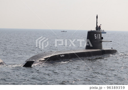 浮上航行する海上自衛隊の潜水艦「たいげい」 96389359