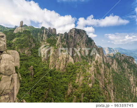 中国安徽省・黄山 飛来石周辺の景観 / Huangshan, China 96389745