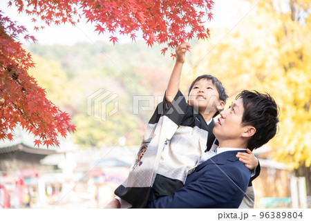 袴を着て家族で七五三のお参り 96389804