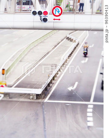 赤信号の交差点 赤信号の交差点 96390413