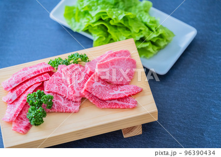 霜降り牛肉 焼肉イメージ クローズアップ 黒背景素材 霜降り牛肉 焼肉イメージ クローズアップ 黒背景素材 96390434