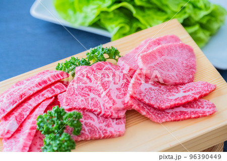 霜降り牛肉 焼肉イメージ クローズアップ 黒背景素材 霜降り牛肉 焼肉イメージ クローズアップ 黒背景素材 96390449