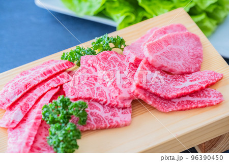 霜降り牛肉 焼肉イメージ クローズアップ 黒背景素材 96390450