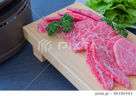 牛肉 霜降肉 焼肉イメージ クローズアップ 素材 96390483