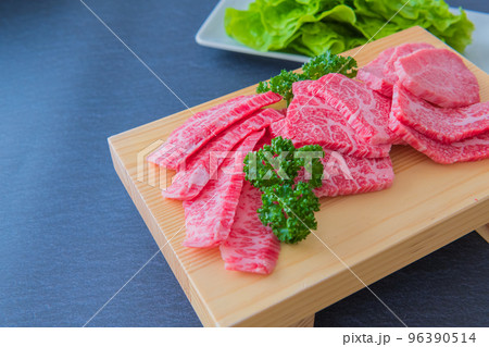 牛肉 霜降肉 焼肉イメージ クローズアップ 素材 96390514