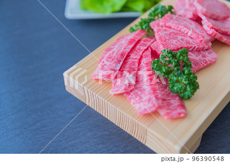 霜降り牛肉 焼肉イメージ クローズアップ 黒背景素材 霜降り牛肉 焼肉イメージ クローズアップ 黒背景素材 96390548