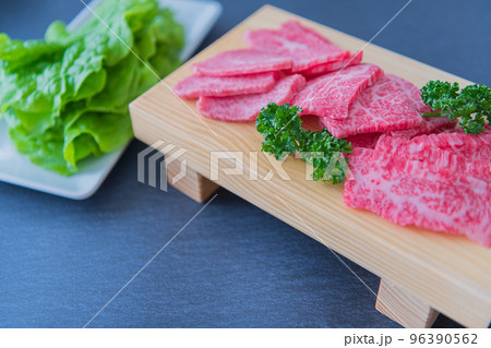霜降り牛肉 焼肉イメージ クローズアップ 黒背景素材 霜降り牛肉 焼肉イメージ クローズアップ 黒背景素材 96390562