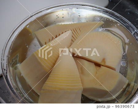 下茹でした筍 下茹でした筍 96390673