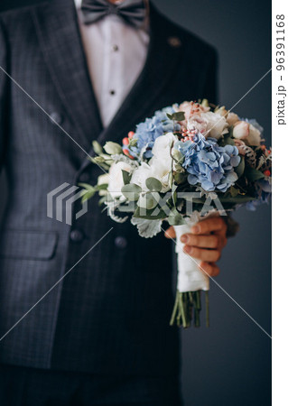 groom holding wedding bouquet, wedding day 96391168