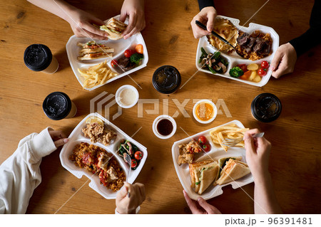 テイクアウトで食事をする女性たちの手元 96391481