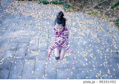 縄跳びをする女の子 96391492