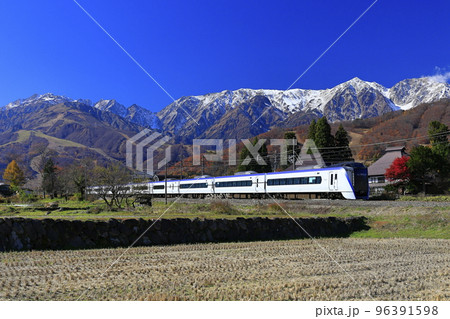 紅葉の大糸線を走る「特急あずさ」と冠雪した北アルプス 紅葉の大糸線を走る「特急あずさ」と冠雪した北アルプス 96391598
