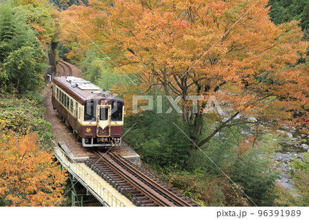 わたらせ渓谷鐵道「山間部の紅葉と渡良瀬川沿いを走る列車」 わたらせ渓谷鐵道「山間部の紅葉と渡良瀬川沿いを走る列車」 96391989