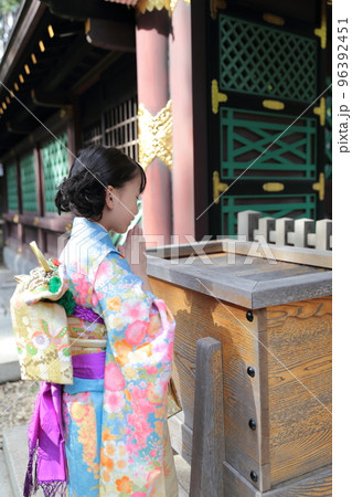 七五三で神社に参拝する7歳の女の子 七五三で神社に参拝する7歳の女の子 96392451