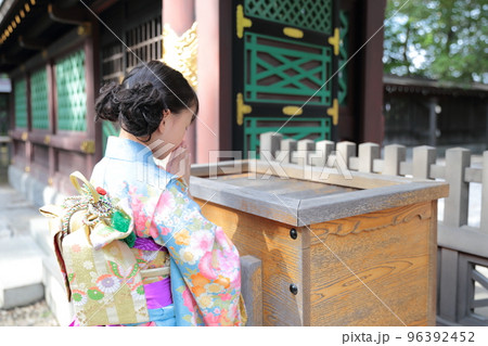 七五三で神社に参拝する7歳の女の子 七五三で神社に参拝する7歳の女の子 96392452