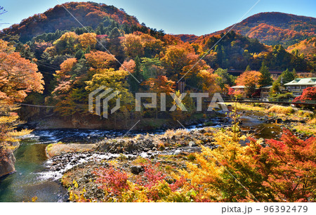 秋の紅葉に染まる塩原温泉 96392479