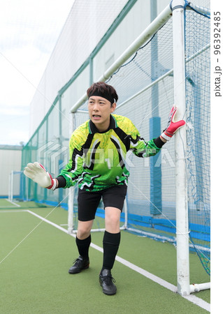 ゴールを守るキーパーの男性 ゴールを守るキーパーの男性 96392485