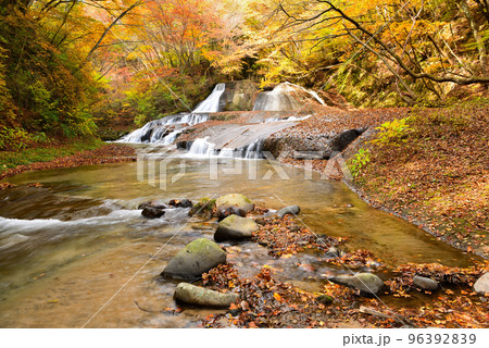 秋の紅葉に染まる白河と熊のすべり台 秋の紅葉に染まる白河と熊のすべり台 96392839