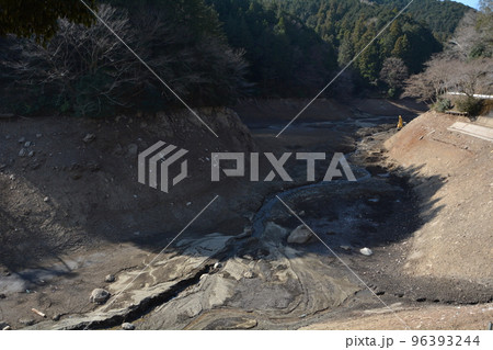 水が干上がった湖 96393244