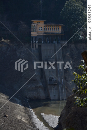 水が干上がった湖 96393246