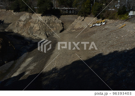 水が干上がった湖 96393403