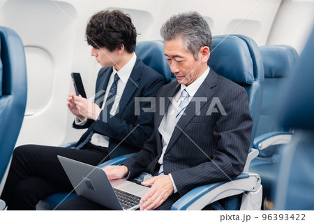 新幹線で出張をするビジネスマン 96393422