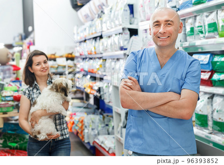 Veterinarian standing near shelfs with dry food 96393852