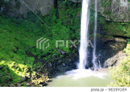 熊本県の名瀑「五老ヶ滝」　通潤橋そばの観光名所 96394164