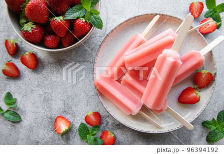 Strawberry ice cream popsicles 96394192