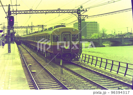 鴨川沿いを走る京阪電車・・・1976年の七条駅はまだ地下化工事も始まっていませんでした 鴨川沿いを走る京阪電車・・・1976年の七条駅はまだ地下化工事も始まっていませんでした 96394317
