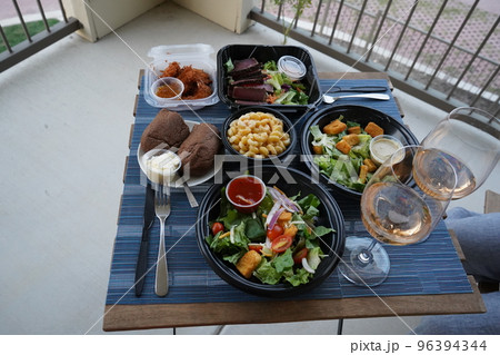 アメリカ　自宅のベランダで食事 96394344