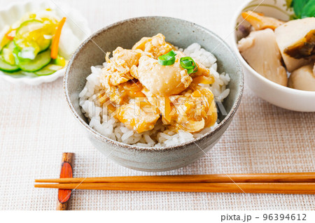 食卓の親子丼とおかず 食卓の親子丼とおかず 96394612