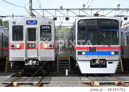 車両基地で並ぶ京成電鉄3600形と3700形 車両基地で並ぶ京成電鉄3600形と3700形 96394762