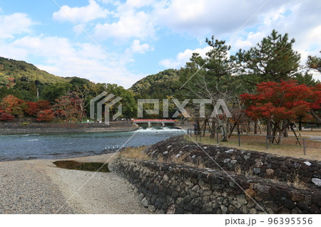 日本の観光地：宇治川と観流橋と滝の中の島から見た風景 96395556