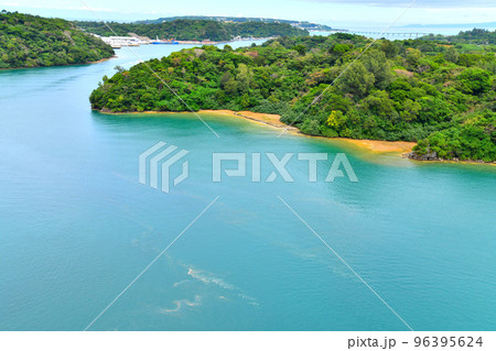 ワルミ大橋より運天港方面を望む(沖縄県今帰仁村)【2022.11】 ワルミ大橋より運天港方面を望む(沖縄県今帰仁村)【2022.11】 96395624