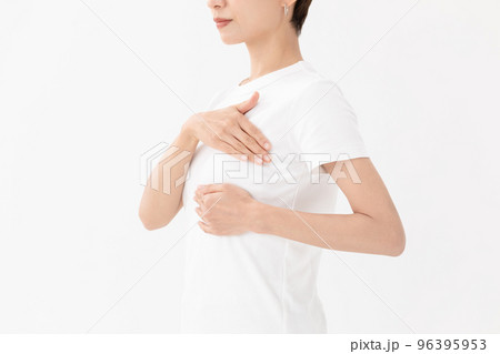 女性　胸 96395953