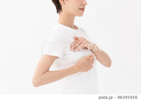 女性　胸 96395956