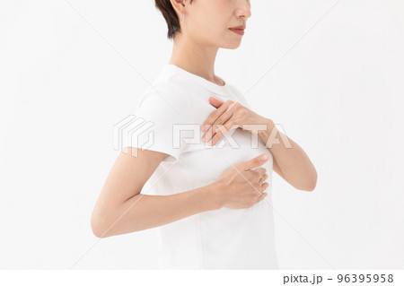 女性　胸 96395958