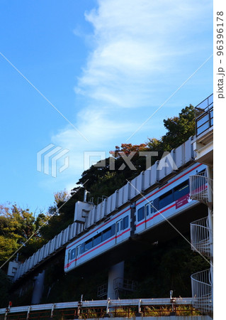大船―江の島間を空中散歩　湘南モノレール 96396178