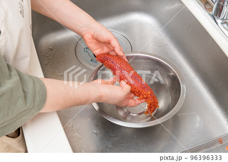 【イクラの醤油漬けを作るために、塩を入れたぬるま湯に生イクラを入れる】 【イクラの醤油漬けを作るために、塩を入れたぬるま湯に生イクラを入れる】 96396333