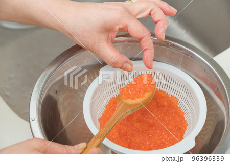 【イクラの醤油漬けを作るために、お酒を馴染ませた生イクラのゴミを取る】 【イクラの醤油漬けを作るために、お酒を馴染ませた生イクラのゴミを取る】 96396339