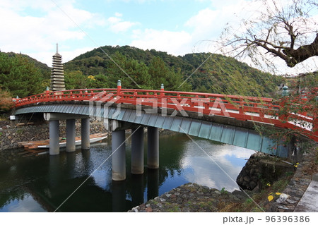 日本の観光地：宇治川と貴撰橋と塔の島にある十三重石塔の風景　 96396386