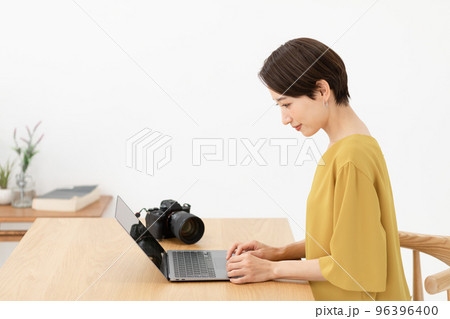 パソコン　女性　カメラ 96396400