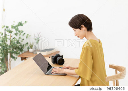パソコン　女性　カメラ 96396406