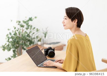 パソコン　女性　カメラ 96396415