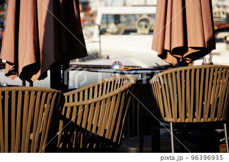 海辺のレストランのテラス席 96396935