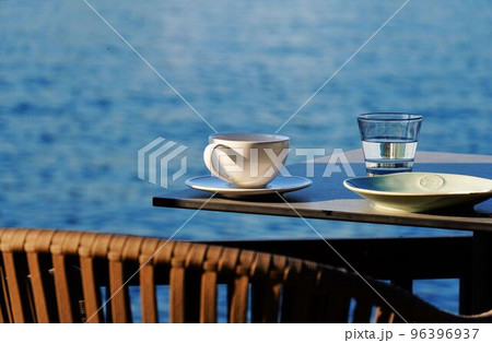 海辺のレストランのテラス席とコーヒーカップ 海辺のレストランのテラス席とコーヒーカップ 96396937